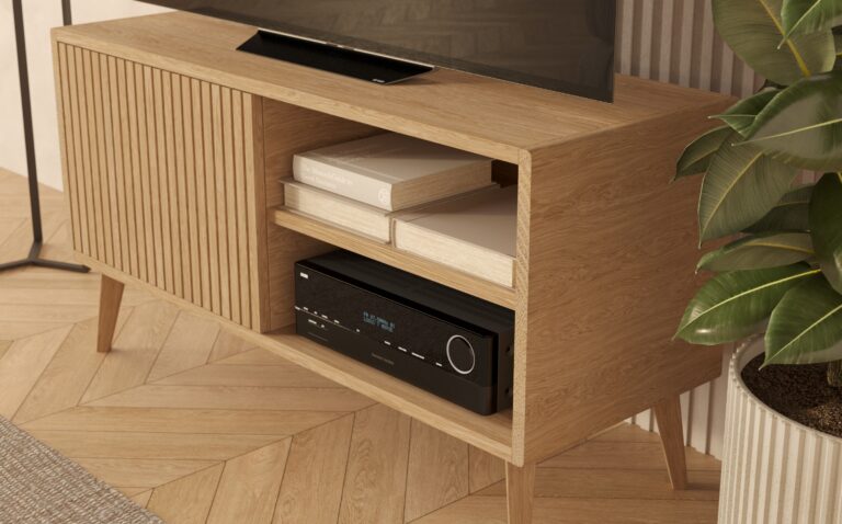 Kompaktný dubový TV stolík s lamelovým dubovým čelom s dvierkami, 120 x 45 cm