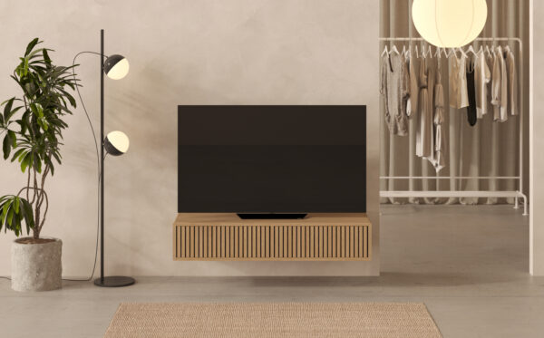 Kompaktný závesný dubový TV stolík s lamelovým dubovým čelom s dvierkami, 120 cm