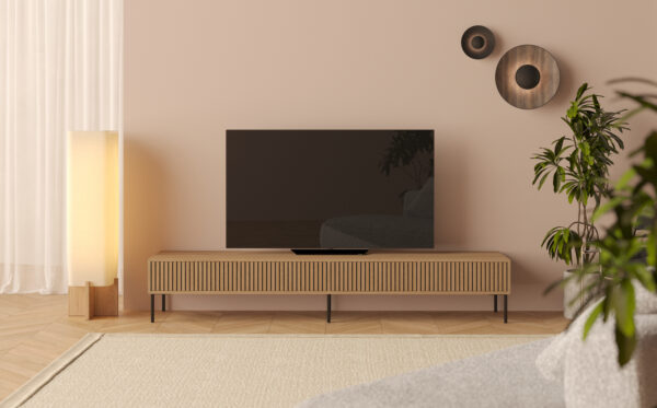 Moderný dubový TV stolík s úložným priestorom s kovovými nohami s lamelovým dubovým čelom s dvierkami, 240 cm